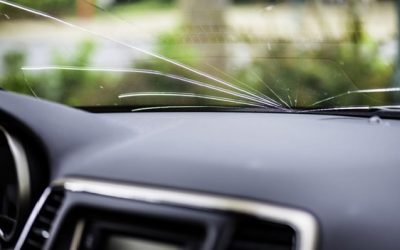 WHEN TO REPAIR OR REPLACE A WINDSHIELD AUTO GLASS?